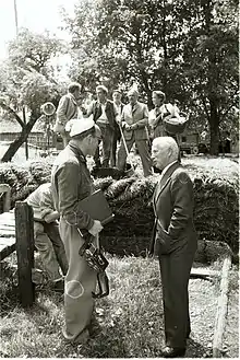 Der Drehbuchautor Richard Schweizer im Gespräch mit Charlie Chaplin,Foto: Hans Gerber