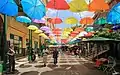 Regenschirme als Kunst im öffentlichen Raum auf Mauritius.