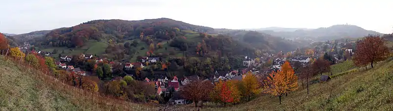 Der Heppenheim-Lindenfels-Hauptdioritzug (Blick von Unter-Hambach), rechts die Starkenburg