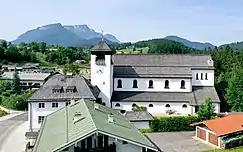 Mariä Sieben Schmerzen bzw. Pfarrkirche Unterstein (li: Seitenansicht mit Blick zum Untersberg; re: Frontansicht mit Haupteingang)