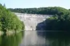 Luftseite der Urfttalsperre mit Obersee im Vordergrund