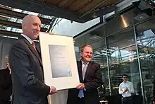 Ernennung zur Technischen Hochschule Ingolstadt (2012): THI-Präsident Prof. Dr. Walter Schober (links) mit dem bayerischen Wissenschaftsminister Dr. Wolfgang Heubisch.