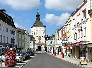 Unterer Stadtturm in Vöcklabruck; von der Vorstadt aus gesehen