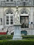 Marienstatue vor dem Schloss