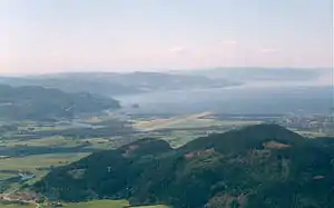 Blick von Osten auf den Flughafen Trondheim und den Stjørdalsfjord