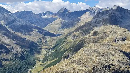 Blick Richtung Südwesten in die Val Bever (für Annotationen der einzelnen Berge aufs Bild klicken)