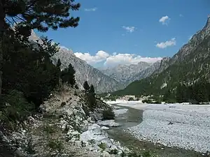 Blick über den Fluss ins Zentrum des Dorfes