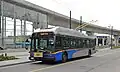 Trolleybus neben dem SkyTrain Station „Marine Drive“, in Vancouver