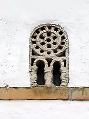 Celosia-Fenster mit kreis­förmigen Oberlicht in San Miguel de Villardeveyo, Llanera, Asturien, 9. (?) oder 10. Jh., mögl. unter maurischem Einfluss