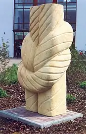 Verbundenheit – Großer Knoten (1995), Reinhardtsdorfer Sandstein, 215 cm hoch, 100 cm breit, 1. Preis im Wettbewerb Kunst am Bau, Behördenpark in Hoyerswerda