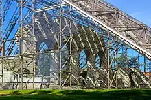 Foto einer Steinruine unter einem Glasbau