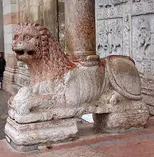 Säule und Plastik in der Kirche San Zeno Maggiore