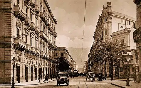 Fertig gestellte Via Roma an der Piazza Due Palme, Blickrichtung Hauptbahnhof