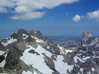 Blick vom Pico Tesorero nach Norden: links Torre de Cerredo, rechts Naranjo de Bulnes, im Hintergrund die Sierra de Cuera und die Costa Verde