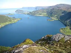 Der Moldefjord, die Insel Selja (Bildmitte oben) und Stadlandet (rechts und hinten)