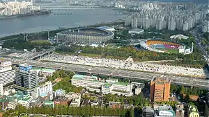 Blick auf das Olympiastadion Seoul (links) und das Baseballstadion Jamsil