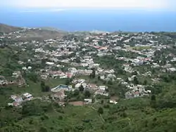 Vila Nova Sintra von einem Aussichtspunkt oberhalb der Stadt gesehen