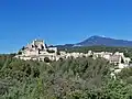 Blick auf Le Barroux mit dem Mont Ventoux im Hintergrund