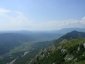 Blick von der Pleša am Nanos nordostwärts  bei Vipava und Podnanos, mittig die Brda und links höheren Vrhe