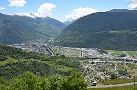 Visp in der Ebene des Rhonetals, im Hintergrund das Vispertal