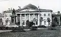 Hauptgebäude mit  Skulptur der Willie (1914)