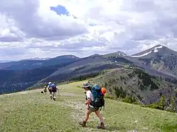 Wanderer auf dem Continental Divide Trail in der Bob Marshall Wilderness in Montana