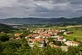 Blick über Vrhpolje bei Vipava auf Slap, Lože und Podraga: Hrbec (Vrhe, links) und Obelunec (Brda, Mitte rechts)