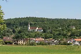 Ansicht des Dorfes mit katholischer Kirche