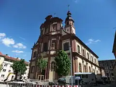 Gegenbeispiele: Eine Barockkirche (St. Peter und Paul, Würzburg) mit durchgestalteten Seitenfassaden…