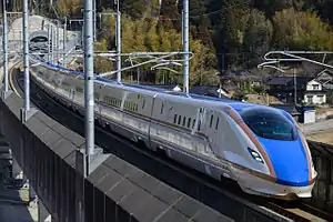 Baureihe W7 auf der Hokuriku-Shinkansen zwischen Shin-Takaoka und Kanazawa