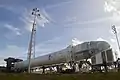 Eine Falcon 9 wird nach einem Test für den Transport von der Startrampe zum Hangar vorbereitet