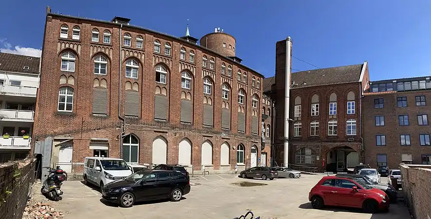 Der heute um die einstigen Unterstellmöglichkeiten und die einstige Rampe samt Glas-Überdachung reduzierte  Packhof