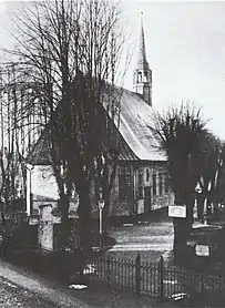 Die St.-Lorenz-Kirche von Osten, links im Vordergrund das Pestkreuz von 1598