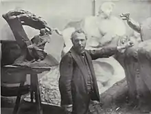 Wacław Szymanowski in seinem Atelier in Krakau während der Arbeit am Denkmal Chopins (1911)