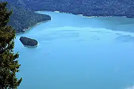 Schrägluftbild des Walchensees mit  der Insel und der Niedernacher Bucht