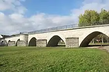 Die Waldauer Flutbrücke überspannt einen Altarm der Saale.