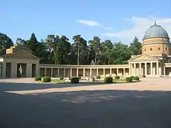 Haupteingang mit Säulengang und östlicher Trauerhalle (2008)