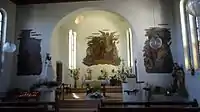 Chor der Wallfahrtskirche. Das Chorbild zeigt die heilige Idda, rechts ist die Rast der heiligen Familie auf der Flucht nach Ägypten dargestellt, links die Kreuzabnahme als Pietà; vorne Kopie der Schwarzen Madonna im Kloster Einsiedeln.