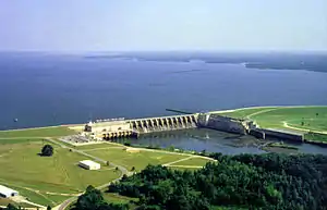 Blick auf den See mit dem Walter F. George Lock and Dam