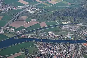 Luftaufnahme von Wangen aus einem Ballon; am linken Bildrand Autobahnanschluss Wangen a. d. A., der obere Wasserlauf ist der Aarekanal