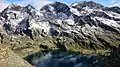 Wangenitzsee, dahinter Hoher Perschitzkopf, Kruckelkopf und Petzeck (von links); mittig die Wangenitzseehütte, links der Kreuzsee