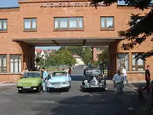 Wartburg 353 und 311 sowie ein EMW 340 am alten Haupttor des AWE-Werksgeländes in Eisenach