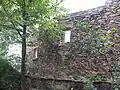 Blick an Fenster der Stadtmauer, möglicherweise Teil der ehemaligen Wasserburg.