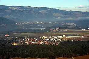 Wasserhofen, im Hintergrund die Brücke über den Völkermarkter Stausee, Völkermarkt und die Saualm