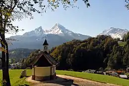 Kapelle der Seligpreisungen (li.: Rückansicht mit Watzmann; re.: Frontansicht)