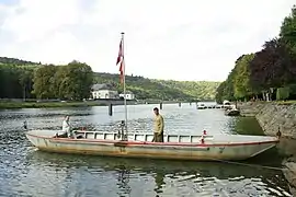 Fährmann und Boot auf der Maas