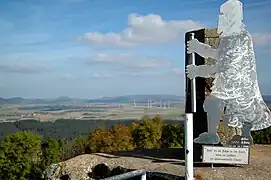 Blick von der Weidelsburg in Richtung Westnordwesten, u. a. mit Hohem Dörnberg (mittig links) und Hohem Habichtswald (mittig) im Hintergrund