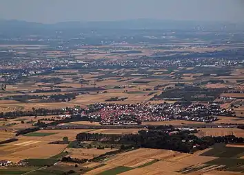 Weilbach im Main-Taunus-Kreis, im Hintergrund der Taunus