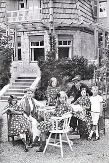 Henry van de Velde mit Familie vor seinem Haus Hohe Pappeln in Weimar; von links: Puppie, Nele, Mutter Maria, Anne-Sophie, Vater Henry, Thylla, Thyl