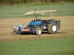 Eine Rollrasen-Erntemaschine schält standardisierte Grassoden